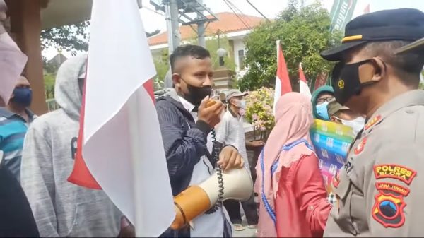 Puluhan warga Desa Plantungan menggelar aksi demonstrasi di depan Kantor Bupati Blora menuntut pembubaran panitia pengisian Perangkat Desa (Perades) dan pembatalan pelaksanaan pengisian Perades.
