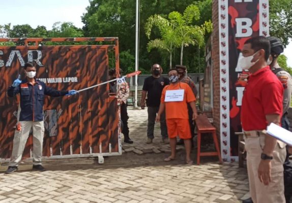 Polisi Resort (Polres) Blora melakukan rekonstruksi di markas Pemuda Pancasila (PP) Blora, terletak di Kelurahan Ngawen, Kecamatan Ngawen, Kabupaten Blora, terkait kasus penipuan dan penggelapan yang dilakukan oleh Ketua PP Blora, Munaji.