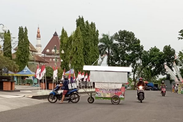 Menindaklanjuti hasil Rapat Koordinasi Lintas Sektoral Operasi Lilin Candi Tahun 2021 dan Optimalisasi Penanganan Pandemi Covid-19, tertanggal 23 Desember 2021, Dinas Perdagangan Koperasi Usaha Kecil dan Menengah (Dindagkopukm) Kabupaten Blora, mengedarkan surat pemberitahuan kepada Para Ketua Paguyuban Pedagang Kaki Lima (PKL) Kabupaten Blora untuk tetap menjaga kondusifitas selama momen tahun baru 2022.