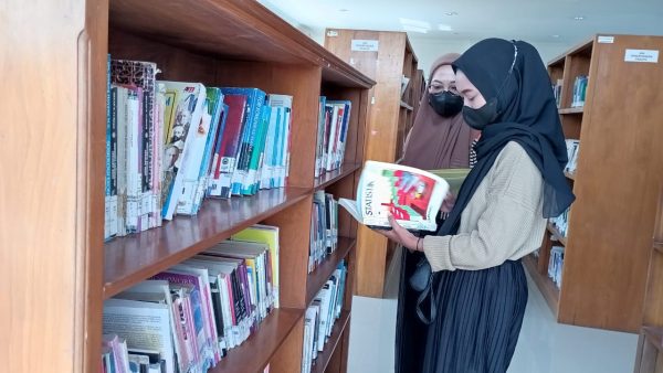 “Saya mencari buku refrensi untuk mengerjakan tugas. Di sini bukunya lumayan banyak dan tempatnya bagus. Tempatnya nyaman digunakan untuk mengerjakan tugas juga terdapat fasilitas wifi yang cukup membantu,” ucapnya.
