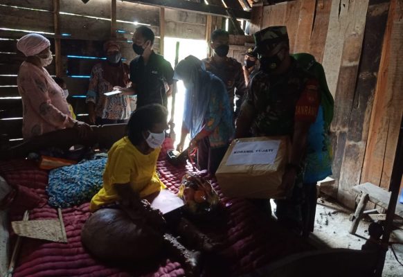 Komandan Kodim 0721/Blora, Letkol Inf Andy Soelistyo Kurniawan menginstruksikan Danramil 11/Jati, Kapten Chb Rifai untuk menyerahkan sedikit bantuan kepada Lasiyem (50), Warga Dusun Rejosari, RT 16 RW 04, Desa Pengkoljagong, Kecamatan Jati, Kabupaten Blora, yang telah lama menderita tumor.