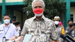 Gubernur Jawa Tengah Ganjar Pranowo usai meninjau vaksinasi di MI Bani Adam, Kabupaten Boyolali, meminta agar tidak hanya anak sekolah saja yang divaksin namun juga anak jalanan.