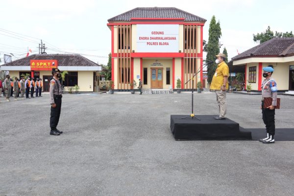 Bupati Blora, Arief Rohman pimpin langsung Apel Bersama Dalam Rangka Pengamanan Malam Tahun Baru 2022 di halaman depan Mapolres Blora, Polda Jawa Tengah, Jum'at (31/12).