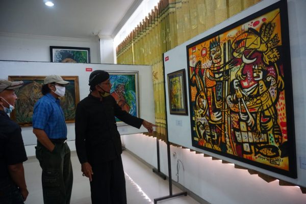 Kegiatan pameran seni lukis Rekam Jejak secara ceremony dibuka langsung oleh salah satu tokoh dari Sedulur Sikep, Pramugi dengan melukis di atas kanvas kosong, kemudian hasilnya dilelang untuk umum.