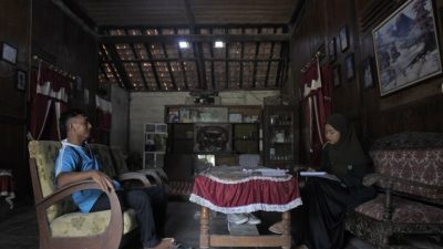 Mahasiswa Kuliah Kerja Nyata (KKN) Institut Agama Islam Negeri (IAIN) Pekalongan membantu Program Sistem Informasi Desa (SID) Kabupaten Blora dalam meriset data di Desa Sidomulyo, Kecamatan Banjarejo, Kabupaten Blora.