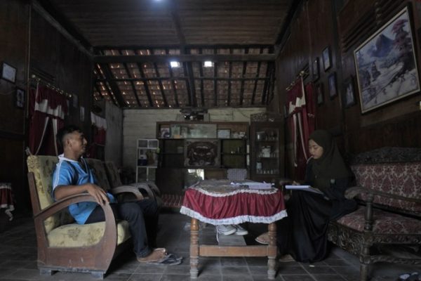 Mahasiswa Kuliah Kerja Nyata (KKN) Institut Agama Islam Negeri (IAIN) Pekalongan membantu Program Sistem Informasi Desa (SID) Kabupaten Blora dalam meriset data di Desa Sidomulyo, Kecamatan Banjarejo, Kabupaten Blora.