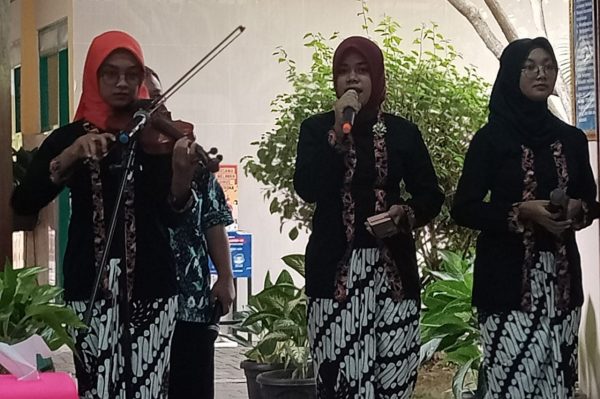 Kepala Kantor Cabang Dinas Pendidikan dan Kebudayaan (DPK) Provinsi Jawa Tengah Wilayah IV, Budi Santoso dalam acara serah terima Kepala SMA 2 Blora, Ia menilai, ada banyak potensi di SMAN 2 Blora.