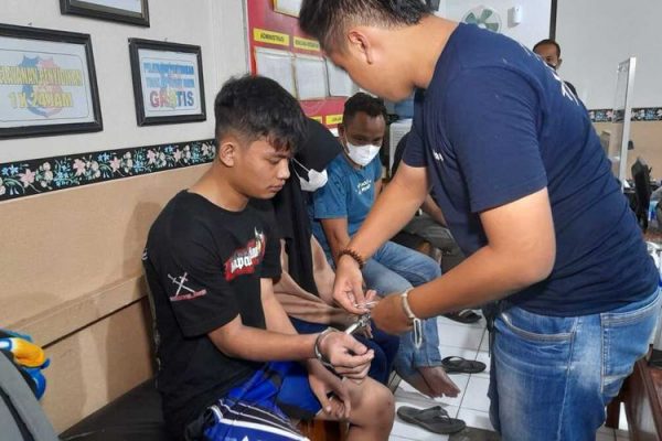 Sepasang kekasih nekat melakukan aksi mencuri sepeda motor di lokasi indekos di Kelurahan Karangtengah, Kabupaten Ngawi, Jawa Timur pada, Jumat (21/01) lalu. Saat ini tengah diamankan Kepolisian Resor Ngawi, Jatim.