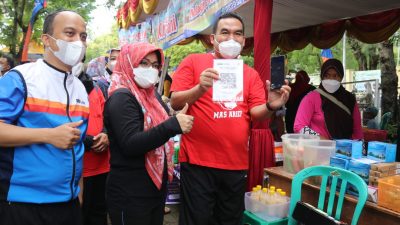Bupati Blora, Arief Rohman ditemani Ketua Tim Penggerak PKK Kabupaten Blora, Ainia Shalichah menghadiri pembukaan sekaligus peresmian Pasar UMKM Tangguh Cepu pada Minggu (23/01).