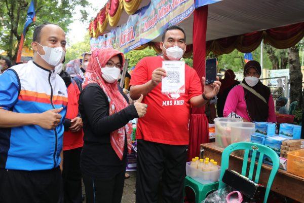 Bupati Blora, Arief Rohman ditemani Ketua Tim Penggerak PKK Kabupaten Blora, Ainia Shalichah menghadiri pembukaan sekaligus peresmian Pasar UMKM Tangguh Cepu pada Minggu (23/01).
