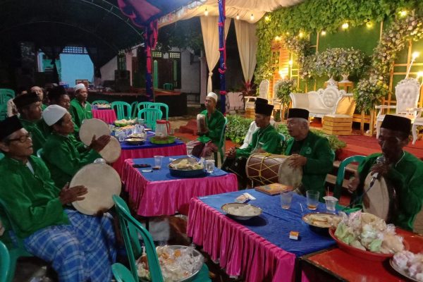 Ketua Grub Jedoran dari Desa Trembulrejo, Kecamatan Ngawen, Kabupaten Blora, Khomsin (64) memaparkan secara detil bagaimana memainkan alat musik Jedoran dan teknik ngelik (bersuara keras dan panjang).