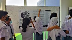 Sekolah Menengah Atas (SMA) Negeri satu Ngawen mengajak Siswa-siswanya yang menjadi pengurus osis dan Majlis Permusyawaratan Kelas (MPK) untuk mengunjungi Pameran Rekam Jejak Yang berlokasi di Gedung lantai 2 Dinas Perpustakaan dan Kearsipan (DPK) Blora, Kamis (6/1).