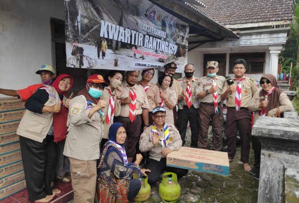 Perwakilan dari Pramuka Kwartir Ranting (Kwarran) Cepu, Kabupaten Blora memberikan sumbangan berupa kompor gas kepada korban terdampak erupsi Semeru.