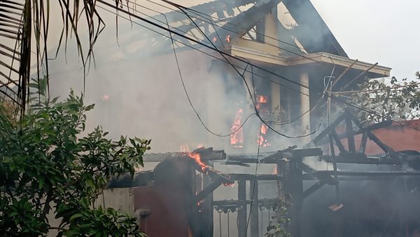Kebakaran terjadi diduga akibat korsleting listrik mengakibatkan rumah milik Joko Suwito (62) ludes terbakar di jalan Kapuas, Kelurahan Jenar, Kecamatan Blora, Kabupaten Blora, KAMIS (06/01).