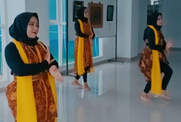 Gabungan dari mahasiswa Sekolah Tinggi Agama Islam (STAI) dan Sekolah Tinggi Keguruan dan Ilmu Pendidikan (STKIP) Muhammadiyah Blora performance tari Sesonderan dalam acara pameran Rekam Jejak di Dinas Perpustakaan dan Kearsipan (DPK) Blora.