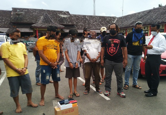 Tim Resmob Blora bersama Tim Gabungan Resmob Pekalongan berhasil meringkus empat orang tersangka di exit Tol Pekalongan Kota, lantaran telah membobol konter HP di Kelurahan Bangkle, Kecamatan Blora, Kabupaten Blora, Selasa (11/01).