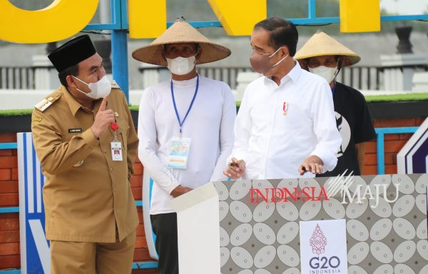 Bupati Blora, Arief Rohman saat bertemu Presiden RI Joko Widodo dalam peresmian Bendungan Randugunting di Desa Kalinanas, Kecamatan Japah, Blora. Arief menyampaikan proses pembangunan Bendung Gerak Karangnongko yang ada di Desa Mendenrejo, Kecamatan Kradenan, Kabupaten Blora.