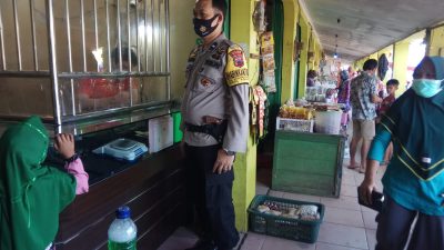 Polsek Todanan Polres Blora Polda Jawa Tengah gelar patroli ke objek vital dan pusat keramaian masyarakat pada Minggu, (16/01/2022). Kegiatan tersebut dilakukan dari tingkat Polres hingga Polsek jajaran di 16 kecamatan guna mengantisipasi aksi kejahatan.