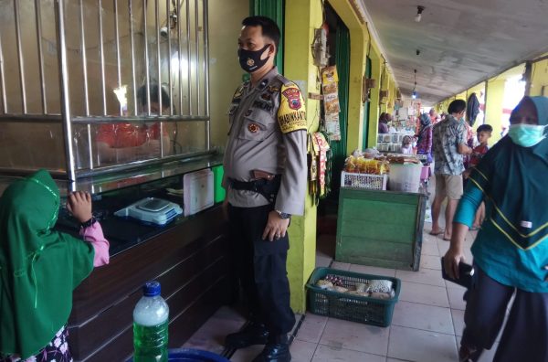 Polsek Todanan Polres Blora Polda Jawa Tengah gelar patroli ke objek vital dan pusat keramaian masyarakat pada Minggu, (16/01/2022). Kegiatan tersebut dilakukan dari tingkat Polres hingga Polsek jajaran di 16 kecamatan guna mengantisipasi aksi kejahatan.