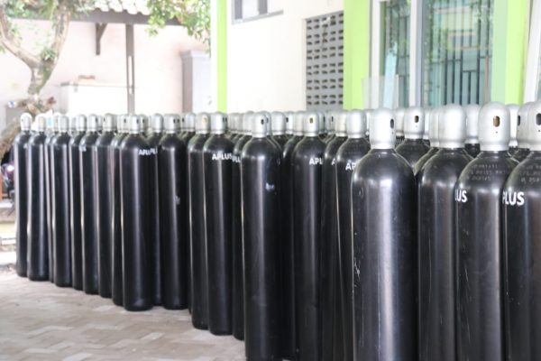 Sebanyak 750 tabung gas oksigen lengkap dengan legulatornya disalurkan oleh Dinas Kesehatan Kabupaten Blora kepada seluruh fasilitas kesehatan di wilayah Blora. Tabung oksigen tersebut seberat 46,9 kg per buah.