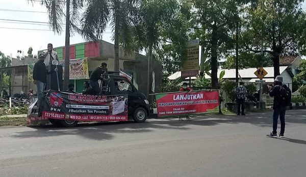 Lembaga Swadaya Masyarakat (LSM) Pemantau Keuangan Negara (PKN) Blora menggelar aksi demo di depan kantor Kejaksaan Negeri (Kejari) Blora, menuntut pembatalan tes Perangkat Desa (Perades).