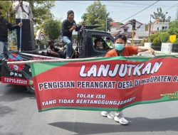 HEBOH! AKSI PKN BLORA DIJEJERI WARGA BENTANGKAN BANNER “LANJUTKAN PERADES”