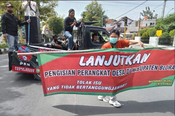 Berlangsungnya aksi demonstrasi yang dilakukan oleh LSM PKN Blora dihebohkan dengan seorang yang membentangkan banner berjejer dengan bannernya PKN.