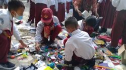 Tunjungan- Sekolah Dasar (SD) Sasmita Edukasi Blingi, Tunjungan, Blora, Menggalakan Program Bank Sampah yang dilakukan seminggu sekali dengan tujuan untuk melatih peduli lingkungan sekitar dan memanfaatkan barang bekas.