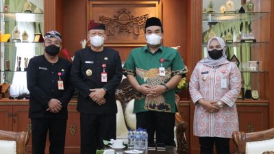 Selasa siang (4/1), Bupati Blora, Arief Rohman, didampingi Wakil Bupati Tri Yuli Setyowati, menerima kunjungan kerja Wakil Bupati Grobogan, Bambang Pujiyanto, bersama Sekda Grobogan, M Sumarsono, guna membahas kerjasama pembangunan antara Kabupaten Blora dan Kabupaten Grobogan.