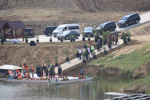 Proyek pembangunan Bendungan Randugunting yang dikerjakan oleh PT Wijaya Karya - PT Andesmont Sakti (KSO) dengan biaya APBN 2018-2022 senilai Rp 880 miliar, telah rampung dan diresmikan oleh Presiden Joko Widodo, Rabu (5/1/2022).