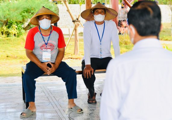 Presiden Joko Widodo meresmikan Bendungan Randugunting di Desa Kalinanas, Kecamatan Japah, Kabupaten Blora. Para petani menyampaikan keluhannya terkait bendungan lainnya yang sudah dangkal.