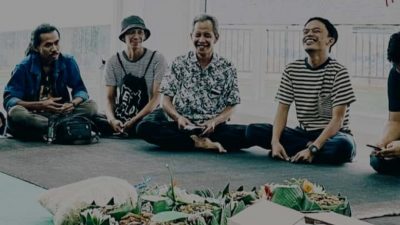Tumpengan sebagai simbol kebersamaan kita untuk duduk setara, esensi utama ya di tumpengan ini yang menjadi media refleksi. Tentu tidak hanya selama keberlangsungan pameran, namun perlu kita maknai bersama, kita juga bisa loh kolaborasi gotong royong bareng-bareng.