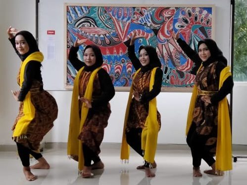 Beberapa mahasiswa di Sekolah Tinggi Agama Islam (STAI) dan Sekolah Tinggi Keguruan dan Ilmu Pendidikan (STKIP) Muhammadiyah Blora mulai menekuni kesenian di bidang seni tari secara otodidak.