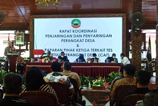 Bupati Blora, Arief Rohman memimpin Rapat Koordinasi Penjaringan dan Penyaringan Perangkat Desa sekaligus Pemaparan Pihak ketiga terkait tes Tertulis Perangkat Desa (CAT) di Pendopo Rumah Dinas Bupati, Sabtu (08/01).