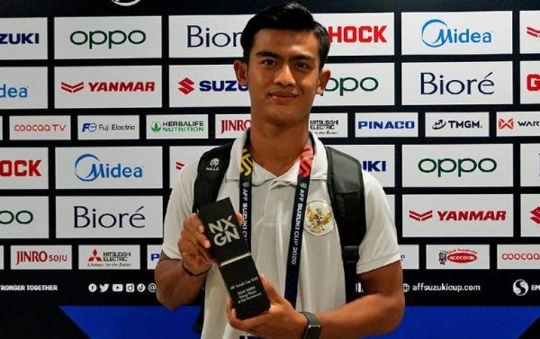 Pemain sepak bola, Pratama Arhan didatangi Bupati Blora, Arief Rohman saat pulang kampung ke rumahnya di Desa Sidomulyo, Kecamatan Banjarejo, Kabupaten Blora. Ia minta kepada Bupati untuk membenahi rumahnya.