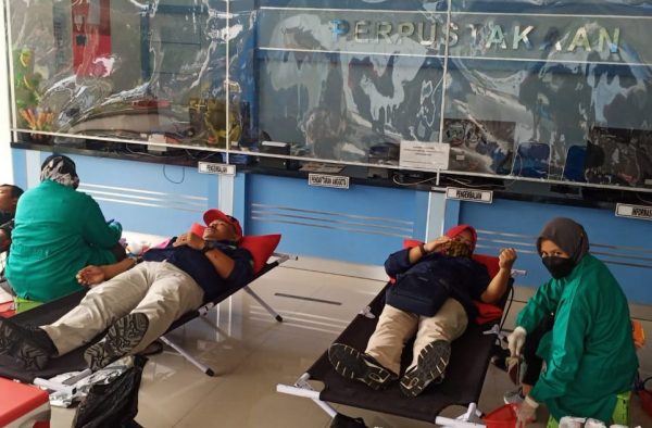Peringatan Inagurasi 1 tahun Karyawan Dinas Pendidikan Blora Pecinta Alam (Kardikapala) menggelar kegiatan Donor Darah dan Dongeng Anak di halaman Kantor Dinas Perpustakaan dan Kearsipan (PDK) Blora.
