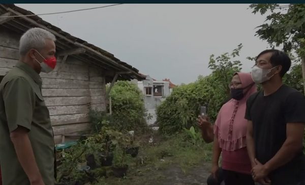 Fajar Nugroho, Warga Kelurahan Mungseng, Kecamatan Temanggung, Kabupaten Temanggung didatangani Gubernur Jawa Tengah Ganjar Pranowo disela kunjungan kerjanya, Minggu (09/01).