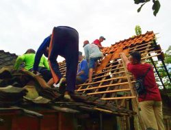 WARGA GOTONG ROYONG BANTU RENOVASI RUMAH TERDAMPAK ANGIN KENCANG