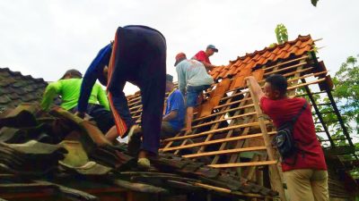 Atas kejadian angin kencang di Desa Klagen, Kecamatan Kedungtuban, Selasa (11/01), yang mengakibatkan 9 rumah rusak, warga saling gotong-royong untuk merenovasi rumah yang terdampak.