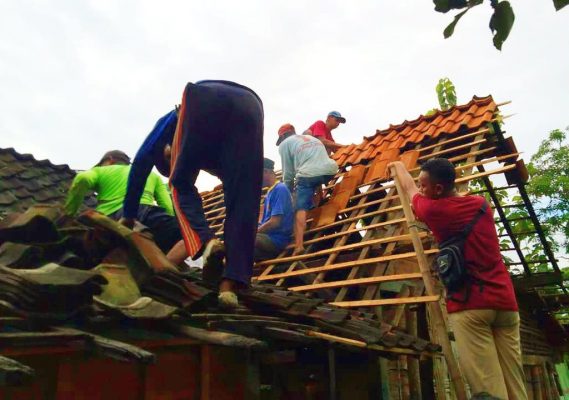 Atas kejadian angin kencang di Desa Klagen, Kecamatan Kedungtuban, Selasa (11/01), yang mengakibatkan 9 rumah rusak, warga saling gotong-royong untuk merenovasi rumah yang terdampak.