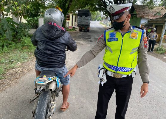 Kapolres Blora AKBP Aan Hardiansyah, melalui Kasat Lantas AKP Edi Sukamto membeberkan dalam sosialisasi larangan knalpot brong berdasarkan pada Undang-Undang (UU) No. 22 Tahun 200 tentang Lalu Lintas dan Angkutan Jalan.