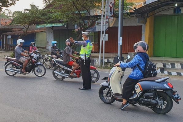 Kapolres Blora AKBP Aan Hardiansyah menekankan kepada seluruh jajaran agar pelayanan prima kepada masyarakat. Salah satunya pelaksanaan pengaturan dan penyebrangan lalu lintas dipagi hari pada daerah yang rawan macet serta kecelakaan lalu lintas.