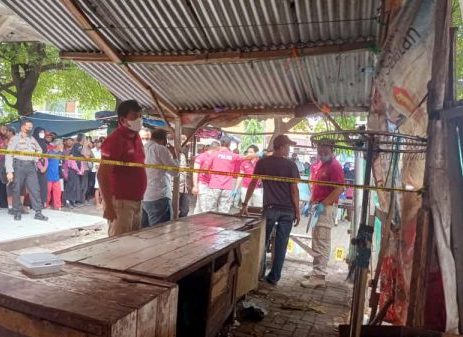 Segerombolan orang diduga melakukan minum minuman keras di Pasar Plasa Cepu, Kecamatan Cepu, Kabupaten Blora, Minggu (16/01) siang. Sebab kejadian tersebut menewaskan lima orang dalam dua hari berselang.
