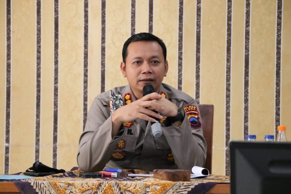 Kapolres Blora, AKBP Aan Hardiansyah memberi arahan kepada jajaran Satuan Reserse Kriminal (Satreskrim) Polres Blora untuk secepatnya untuk menindaklanjuti laporan dari masyarakat.