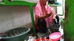 Kebijakan Pemerintah tentang turunnya harga minya goreng Rp14 ribu per liter tidak sepenuhnya mendapat ujaran positif. Beberapa pedagang minyak goreng di Pasar Sido Makmur Blora menganggap harga minyak goreng masih mahal.