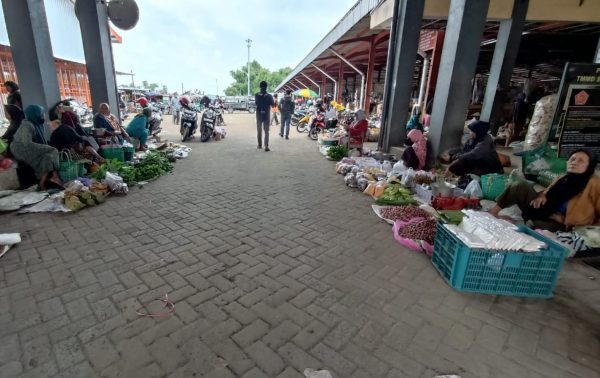 Beberapa pedagang di Pasar Sido Makmur Blora kehilangan barang dagangannya. Kasus tersebut tersebut terjadi sudah lebih dari dua minggu. Menurut laporan yang diterima dari beberapa pedagang masih mempertanyakan keamanan dari pihak pasar.