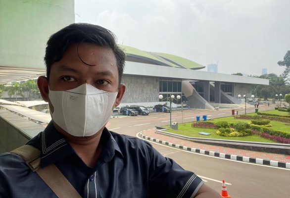 Sekarang era Disrupsi, mau tidak mau setiap orang dipaksa mengikuti perkembangan zaman. Sebagaimana proses Perekrutan Perades, selain pengalaman pengabdian juga ada Tes dengan sistem Computer Assistent Tes (CAT). dalam sistem CAT yang berbasis teknologi tentunya akan mudah dipahami oleh kelompok muda.
