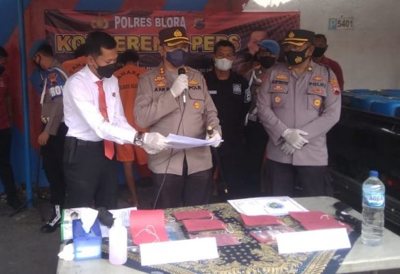 Polres Blora Polda Jawa tengah Lakukan Konferensi Pers guna mengungkap Kasus Narkoba, di Halaman Kantor Satlantas Polres Blora Jln. Pemuda. Yang di hadiri langsung oleh Kapolres Blora, AKBP Aan Hardiansyah.