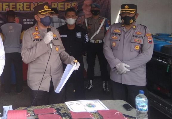 Kapolres Blora, AKBP Aan Hardiansyah mengungkapkan sebanyak 35 (tiga puluh lima) Jerigen berisi 735 ( Tujuh ratus tiga puluh lima) Liter Minuman Beralkohol Jenis Arak Jawa/Arak Polos yang dimuat pada kendaraan bak terbuka menjadi barang bukti.