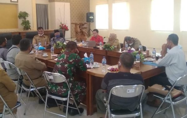 Dinas Perindustrian, Perdagangan, Koperasi dan Usaha Mikro Kecil dan Menengah (Dindagkop UKM) Kabupaten Blora dengan LSM Klopo Duwur, Dewan Koperasi Indonesia Daerah (Dekopinda) dan teman-teman Koperasi Sejahtera melakukan konsolidasi untuk musyawarah membahas penertiban Koperasi abal-abal.